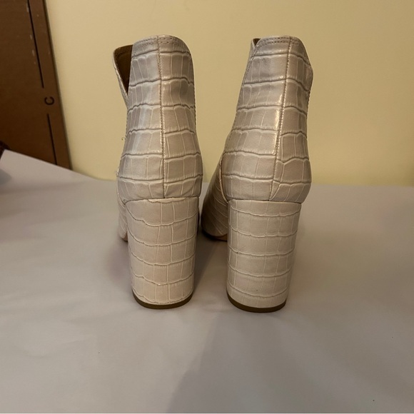Steve Madden Women's Rookie Bone Croc Block Heels V Cut Ankle Booties Size 9.5 - Picture 5 of 16